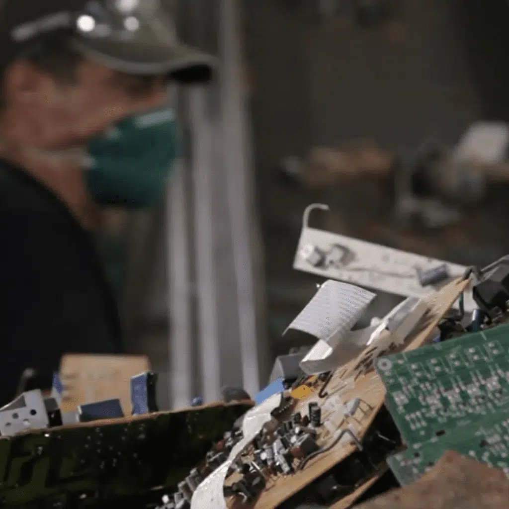 A reciclagem do lixo eletrônico é um processo que exige mão-de-obra qualificada para a realização da logística reversa do material